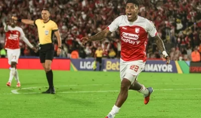 Harold Santiago Mosquera celebra tras marcar el gol del triunfo de Santa Fe sobre Deportivo Cali.