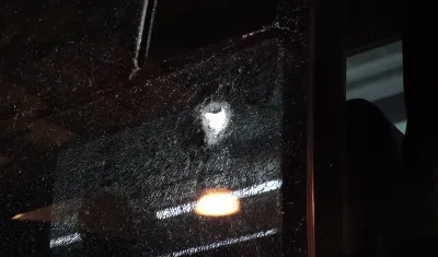 Ventana del bus que fue impactada por el objeto lanzado por hinchas de Nacional. 