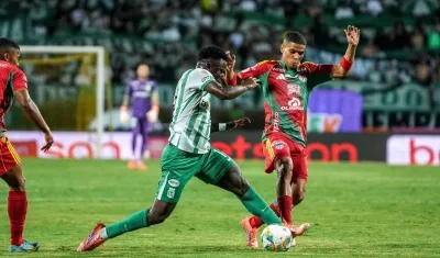 José Enamorado disputa la pelota con Marino Hinestroza. 