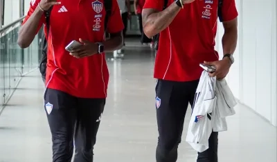 El saludo de Joel Canchimbo y Jermein Peña a la llegada del Junior a Medellín. 