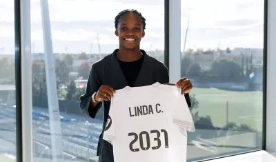 Linda Caicedo con la camiseta que oficializa su renovación con Real Madrid.