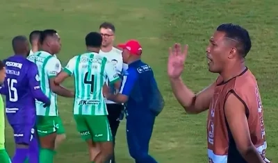 Después del partido, Teo siguió gritándole cosas a Morelos, a quien tuvieron que agarrar.