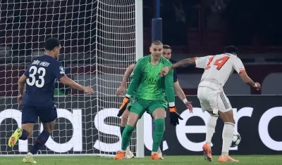 Luis Díaz en la jugada en la que marcó el primer gol del Bayern ante el PSG. 