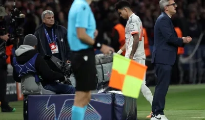 Luis Díaz camino a las duchas tras su expulsión ante el PSG.