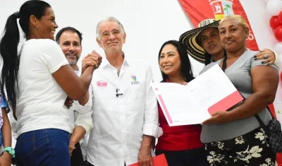 Gobernador Verano en la entrega de los títulos de propiedad a las familias. 