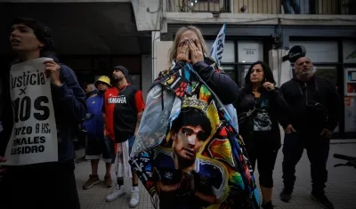 Una seguidora de Maradona en las afueras del tribunal donde se llevó a cabo el primer juicio. 