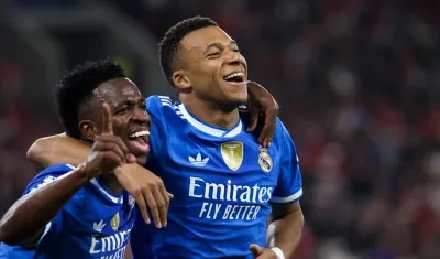 Vinicius y Mbappé festejando uno de los cuatro goles del francés. 