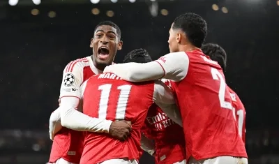 Christian Mosquera celebra un gol del Arsenal ante el Bayern Múnich.