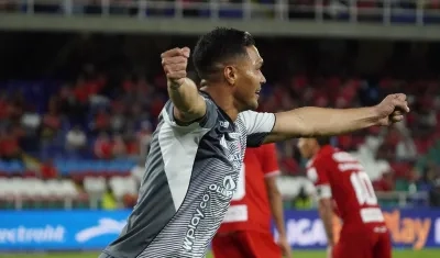 Teófilo Gutiérrez festeja el autogol de Jean Pestaña, que le dio el empate a Junior ante América.