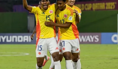 Miguel Solarte (17) festeja su gol con José Escorcia (15) su gol ante Corea del Norte. 