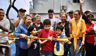 El Alcalde Char junto a los habitantes de El Rubí en la entrega del parque.