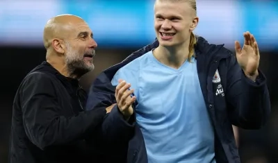 Pep Guardiola con el atacante noruego Erling Haaland.