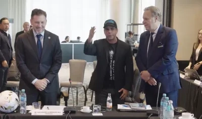 El presidente de la Conmebol Alejandro Domínguez, Alcalde Alejandro Char y el presidente de la FCF Ramón Jesurun. 