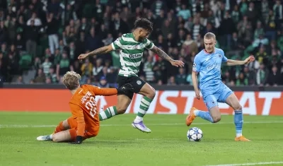 Luis Suárez elude al portero Nordin Jackers durante el partido contra el Brujas.