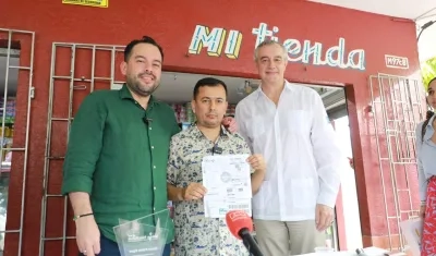 Ministro Edwin Palma; José Alexander Camacho, tendero, y Félix Fernández-Shaw, diplomático español.