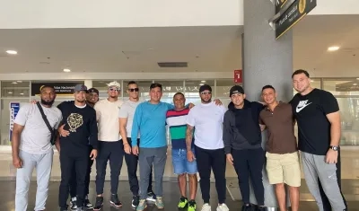 Grupo de peloteros y cuerpo técnico extranjero de Vaqueros de Montería. 