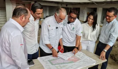 Gobernador Verano mientras revisa los planos de la obra. 