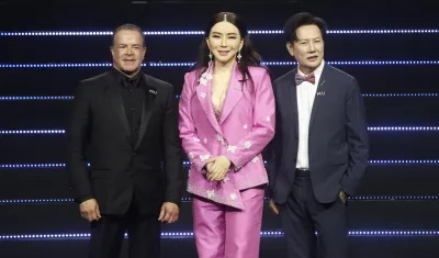 El presidente de Miss Universo, Raúl Rocha; la directora ejecutiva, Anne Jakrajutatip, y el director de la franquicia en Tailandia, Nawat Itsaragrisil. 