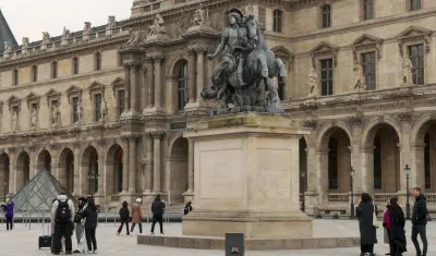 El Louvre no abrió sus puertas.
