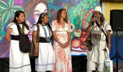 Biviana Márquez Sánchez, directora y fundadora del festival, y el realizador arhuaco Amado Villafaña, durante el lanzamiento. 