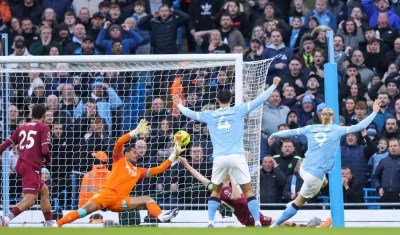 Erling Haaland marcando el primer gol.