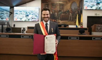 Gusi recibiendo el reconocimiento. 