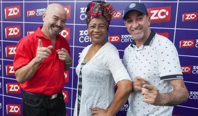 Pablo Paret, director y pianista de la orquesta junto a los cantantes Lázaro Elías y Conchatur Borrero.