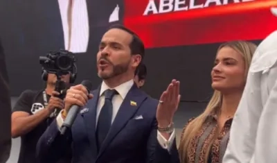 Abelardo De La Espriella en la entrega de las firmas.