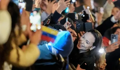 María Corina Machado abrazando a los venezolanos en Oslo, Noruega. 