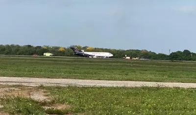 Avión de Aerosucre en la pista del Ernesto Cortissoz en la mañana de este viernes. 
