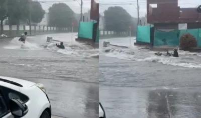 Momento en que el arroyo arrastró al motociclista. 