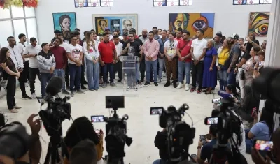 Arturo Suárez (c), ciudadano venezolano que estuvo detenido en el Centro de Confinamiento del Terrorismo (CECOT) en El Salvador