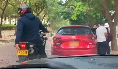 La placa de la motocicleta de los delincuentes y el momento del atraco.