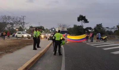 Uno de los bloqueos realizados en inmediaciones del Peaje de Sabanagrande. 