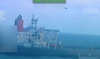 Momento en que la Marina de EE.UU. intercepta el buque petrolero. 