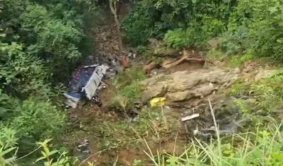 El bus de servicio público se precipitó por un barranco.