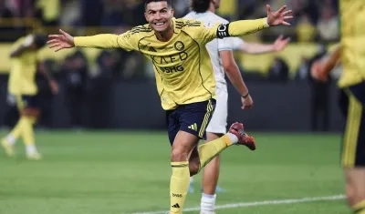 Cristiano Ronaldo celebra uno de sus goles al Al Okhdood.