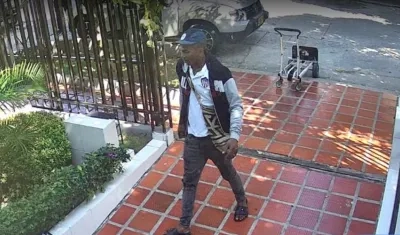 Este es el hombre señalado de robar los equipos de amplificación y sonido. 