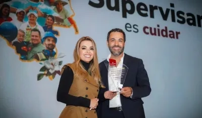 Superintendente Sandra Cadena entrega galardón al director de Comfamiliar Atlántico, Herber Mantilla.