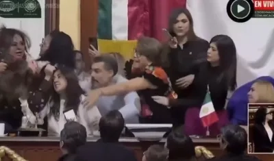 Momento en que se originó la pelea entre las legisladoras. 
