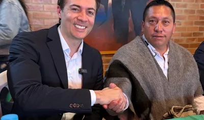 Daniel Quintero recibiendo el aval.