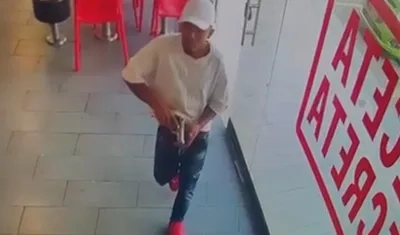 El presunto delincuente cuando iba a atracar al acordeonero. 