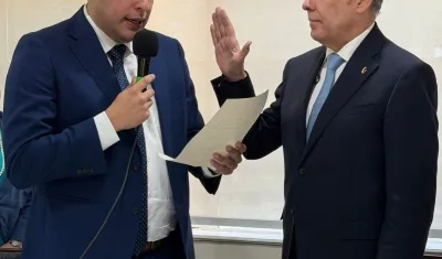 Efraín Cepeda juramentando para el cargo.