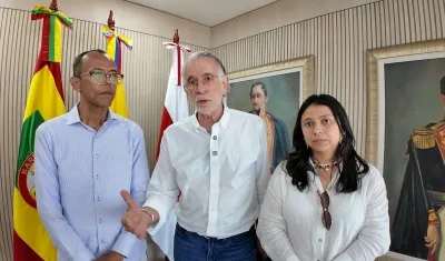 El rector Rafael Castillo, el gobernador Eduardo Verano y Melissa Obregón, representante de la Presidencia en el Consejo Superior de la Uniatlántico.