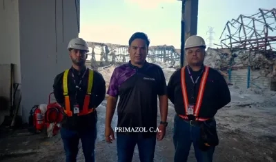 Presidente de la compañía junto con varios trabajadores. 