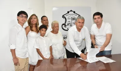 Fabián Enrique Monsalvo tomando posesión ante el presidente del Concejo, Andrés Ortiz.