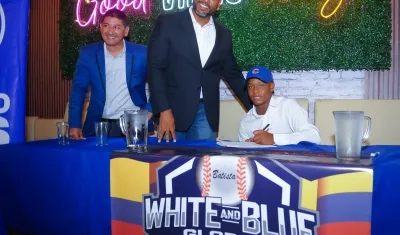 Fenuel James en su firma con los Cachorros.