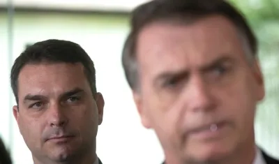 El senador Flávio Bolsonaro y el expresidente Jair Bolsonaro.