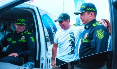 Alcalde Char durante la entrega de los vehículos. 