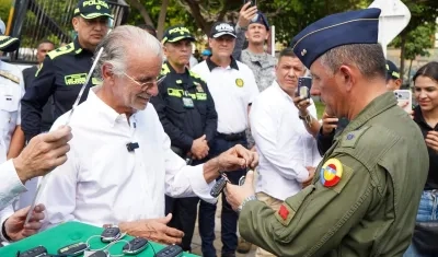 Gobernador Verano entregando llaves de vehículos a la Policía. 